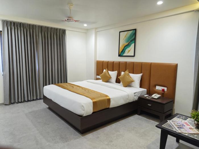 hotel the golden oaks kolhapur