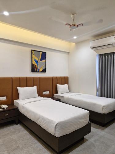hotel the golden oaks kolhapur