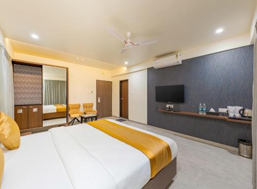hotel the golden oaks kolhapur