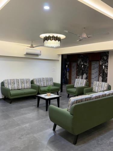 hotel the golden oaks kolhapur