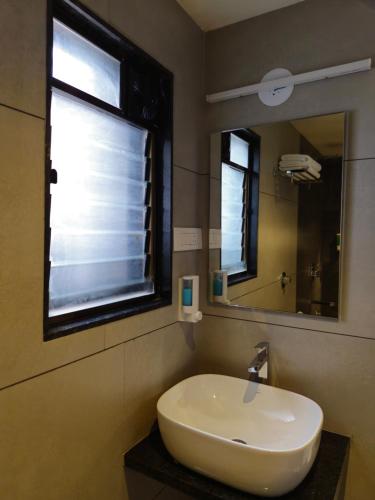 hotel the golden oaks kolhapur