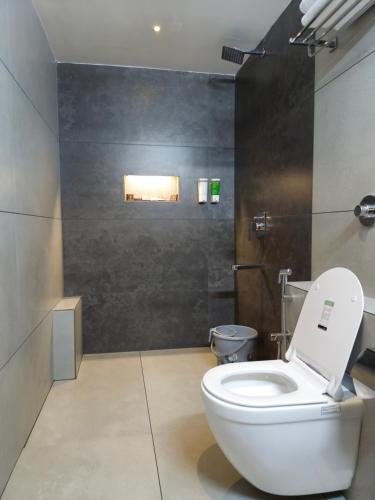 hotel the golden oaks kolhapur
