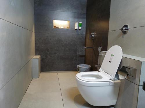 hotel the golden oaks kolhapur