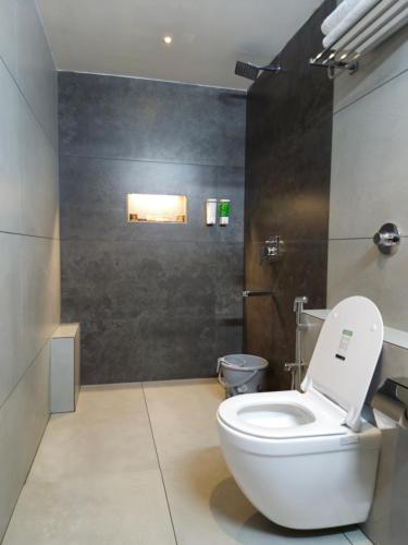 hotel the golden oaks kolhapur