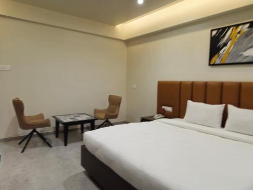 hotel the golden oaks kolhapur