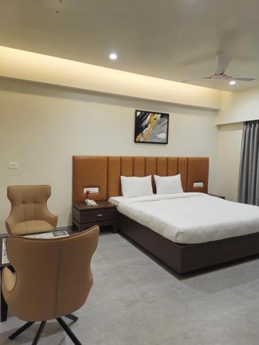 hotel the golden oaks kolhapur