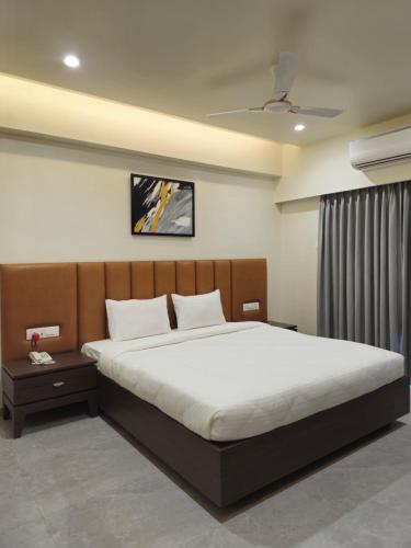 hotel the golden oaks kolhapur