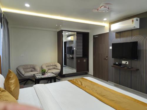 hotel the golden oaks kolhapur
