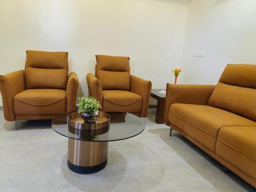 hotel the golden oaks kolhapur