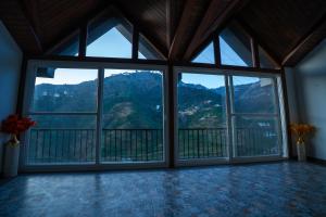 white flower hill retreat