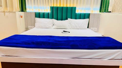 the leela villa stay nest