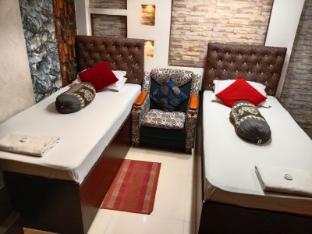 hotel paying guest rooms and food