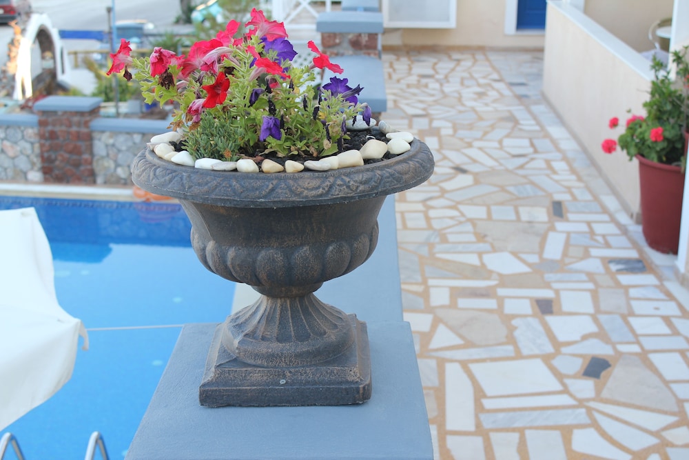 hotel thira