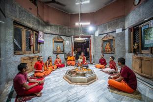 omji kailash math 15min to kashi vishwanath temple