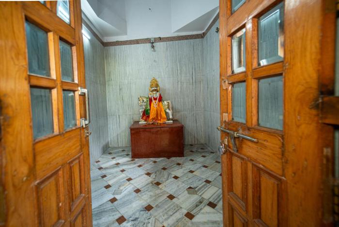 omji kailash math 15min to kashi vishwanath temple
