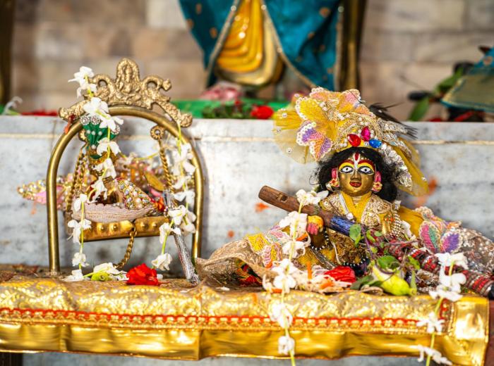 omji kailash math 15min to kashi vishwanath temple