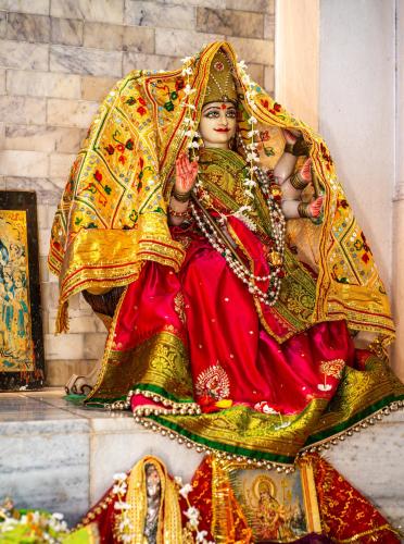 omji kailash math 15min to kashi vishwanath temple