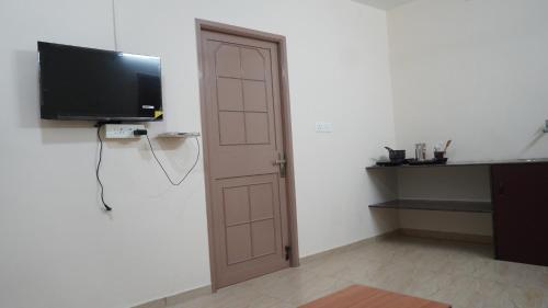 heart of pondy service apartment