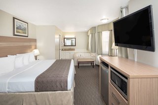 Travelodge By Wyndham Golden Sportsman Lodge,British Columbia>>Golden,2 star
