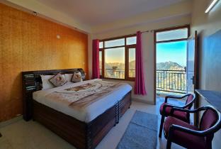 the cozy corner hilltop 360 view retreat