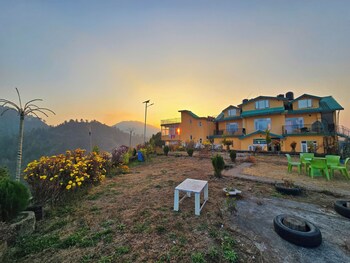 the cozy corner hilltop 360 view retreat