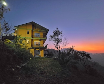 the cozy corner hilltop 360 view retreat