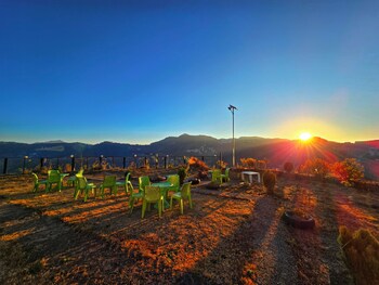the cozy corner hilltop 360 view retreat