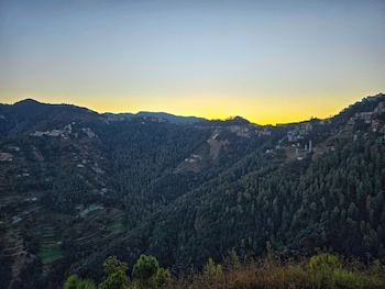 the cozy corner hilltop 360 view retreat