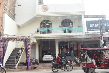 Shri Awadh Hotel,,3 star