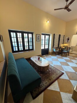 The Solo House,,2 star