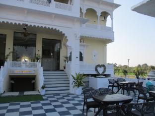 Hotel Vrindavan Palace ,,5 star