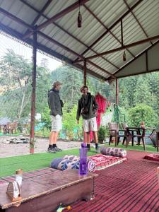 cloveess rooms and cafe
