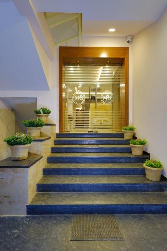madura grandeur