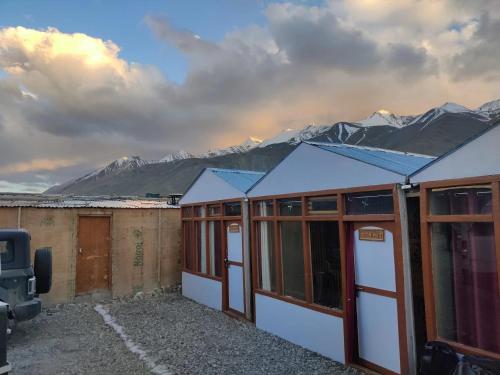 alpine cottage pangong