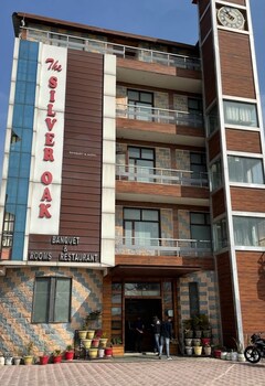 The Silver Oak Banquet And Motel,,3 star