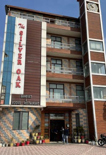 The Silver Oak Banquet And Motel,,3 star