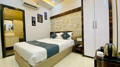 Hotel Madhur Pithampur,,3 star