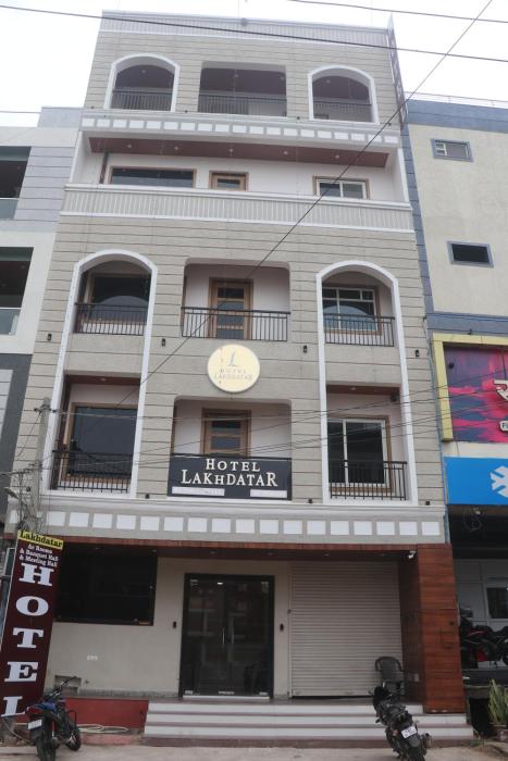 hotel lakhdatar