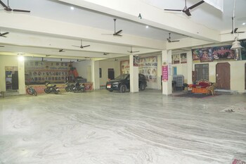 Omji Ashram Varanasi,,2 star