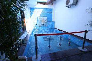corbett caves resort