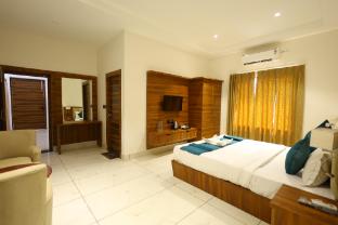 corbett caves resort
