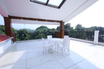 corbett caves resort