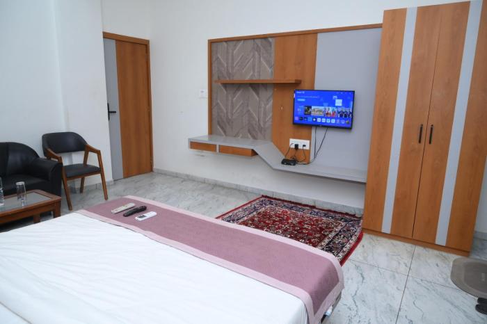 dwarkadhish guest house tharad