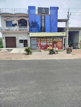 shiva family restaurant guest house