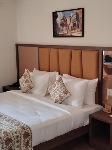 hotel camel managed by clay