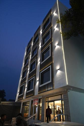 hotel meera palace