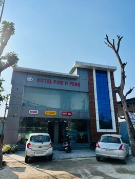 hotel pine n peak