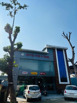 hotel pine n peak