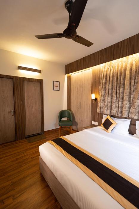 the lake palm hotel