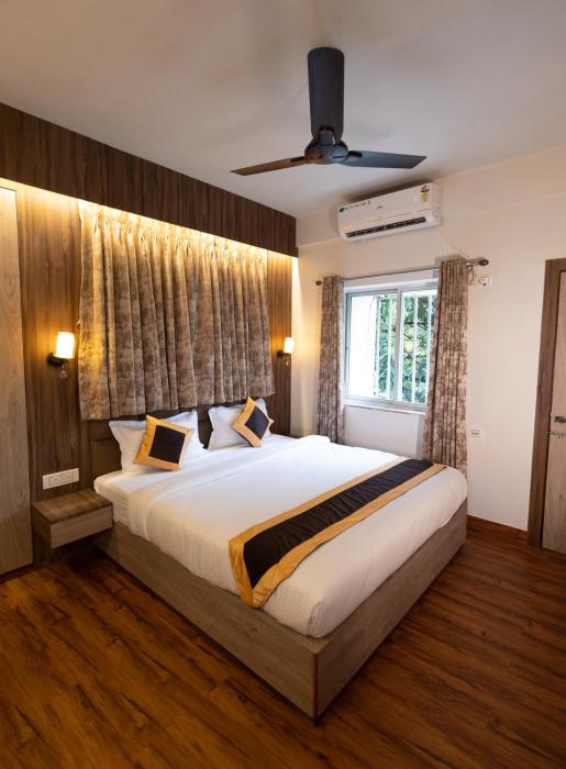 the lake palm hotel